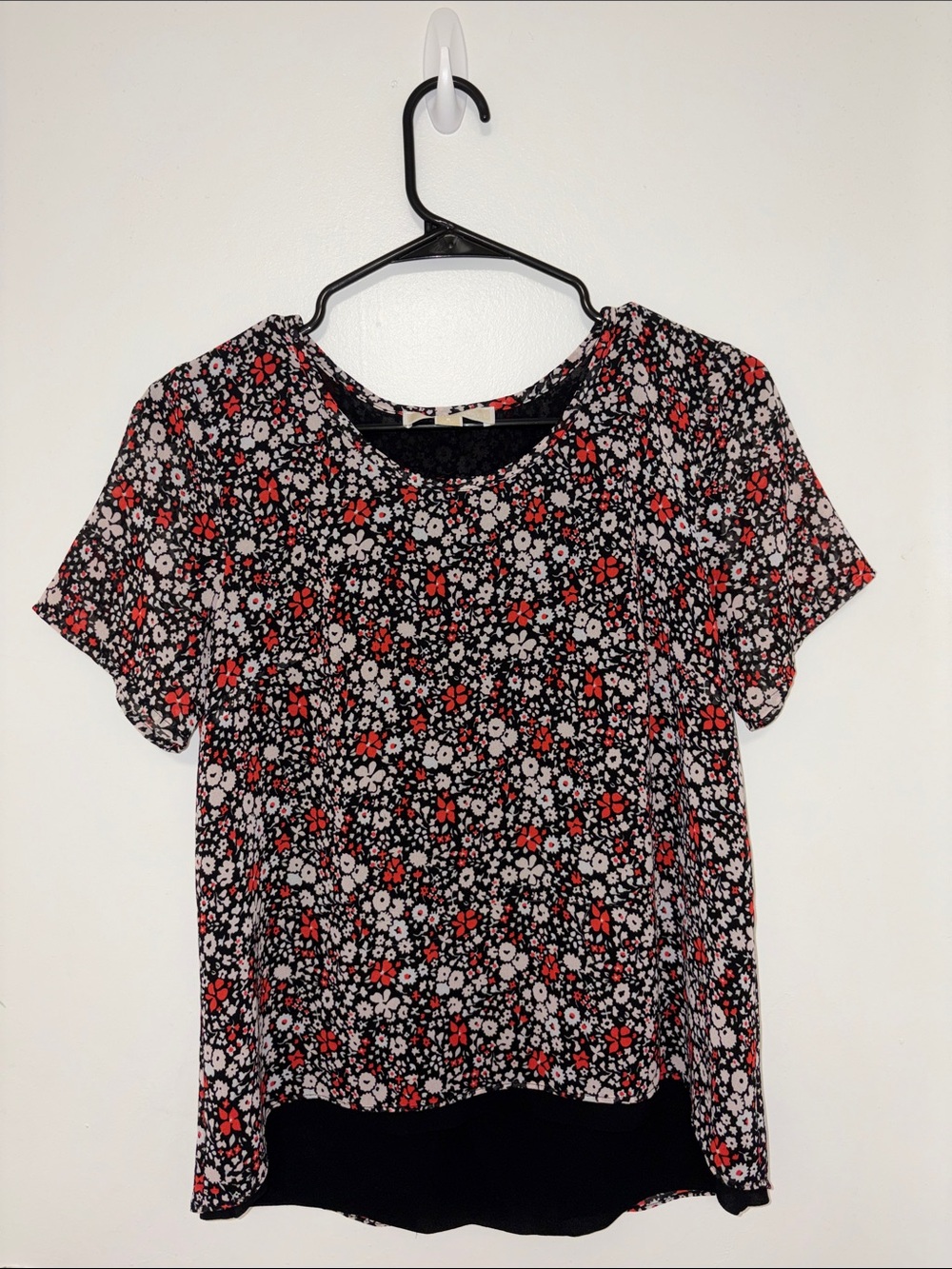 EUC - Michael Kors Black Short-Sleeve Floral Tee with Red & White Print - small